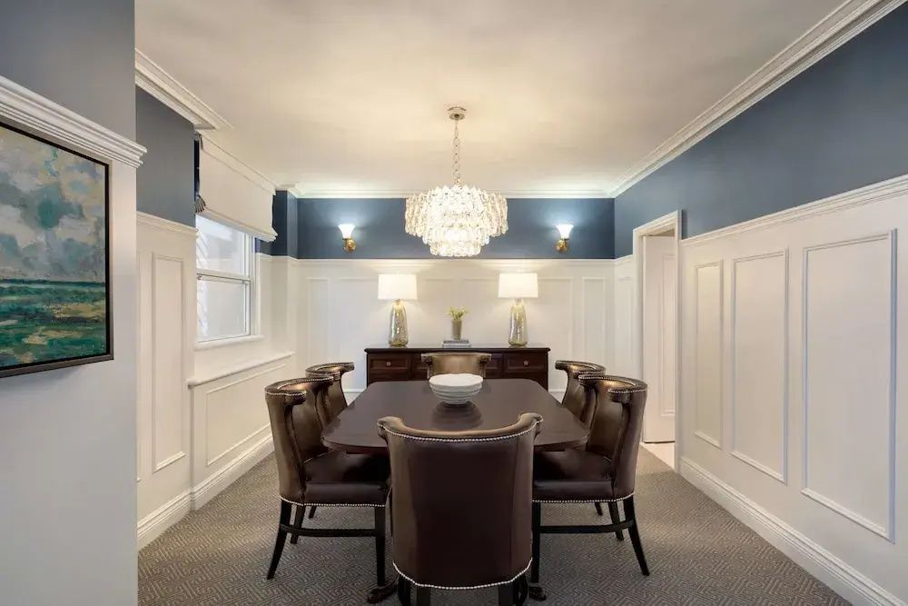 Elegantes Esszimmer mit edlem Kronleuchter und Sitzgruppe