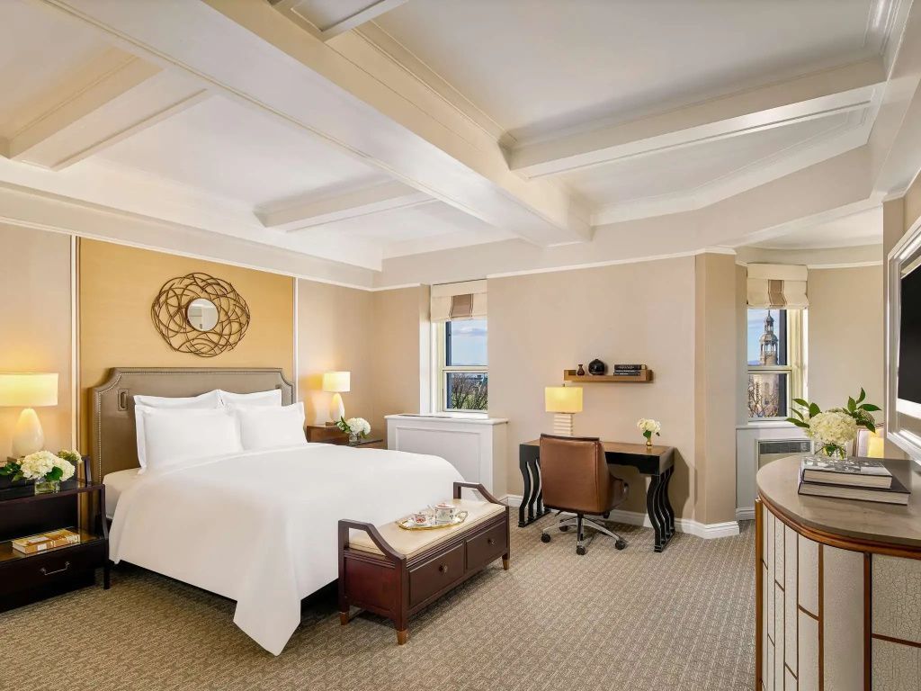 Helles Zimmer mit Doppelbett, Schreibtisch und Stadtblick