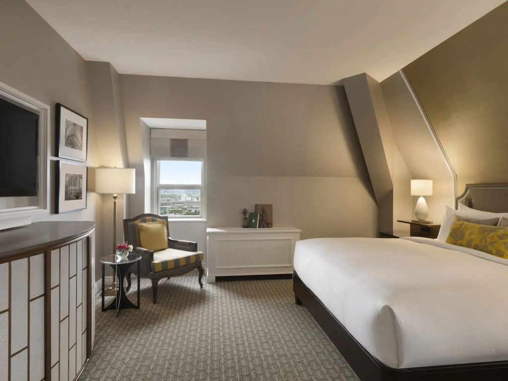 Gemütliches Zimmer mit Sessel, Fenster mit Stadtblick