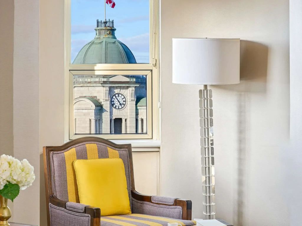 Detailansicht eines Fensters mit Blick auf historische Architektur