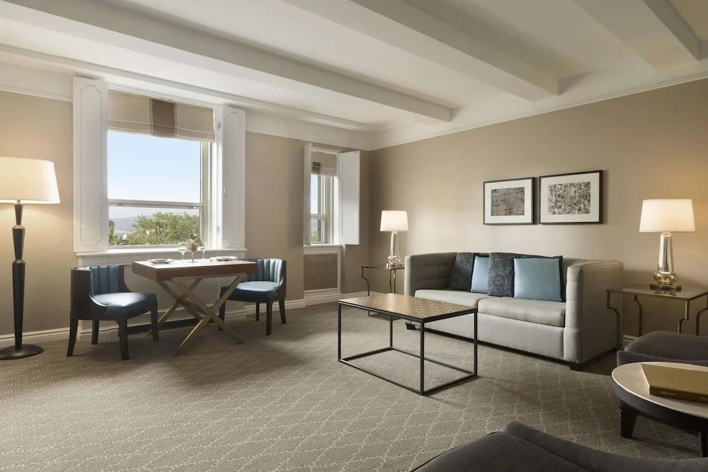 Geräumiges Wohnzimmer mit Sofa, Tisch und stilvollen Dekorationen