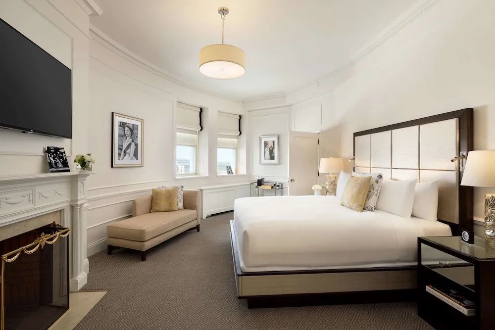 Helles Schlafzimmer in der Elizabeth II Suite mit großem Bett und Sofa