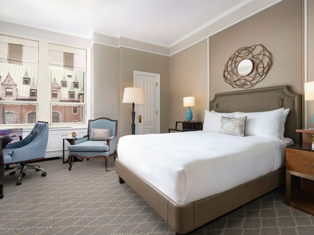 Elegantes Doppelzimmer mit Stadtblick und stilvollen Möbeln
