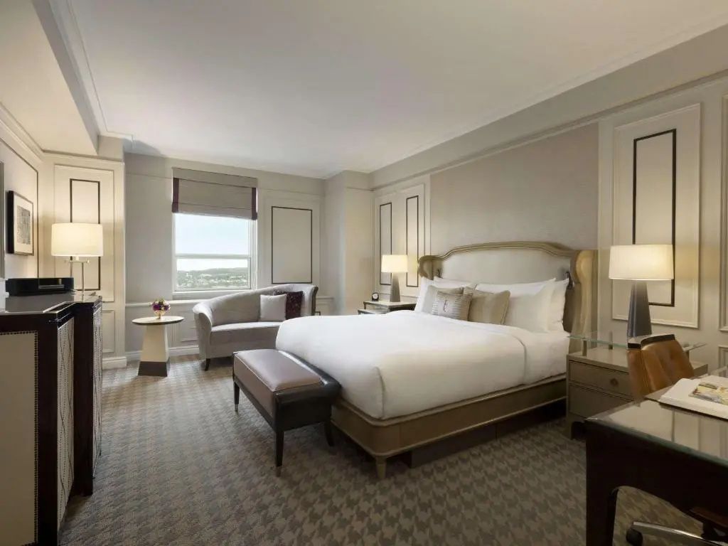 Luxuriöses Doppelzimmer mit gemütlichem Bett und Panoramafenster
