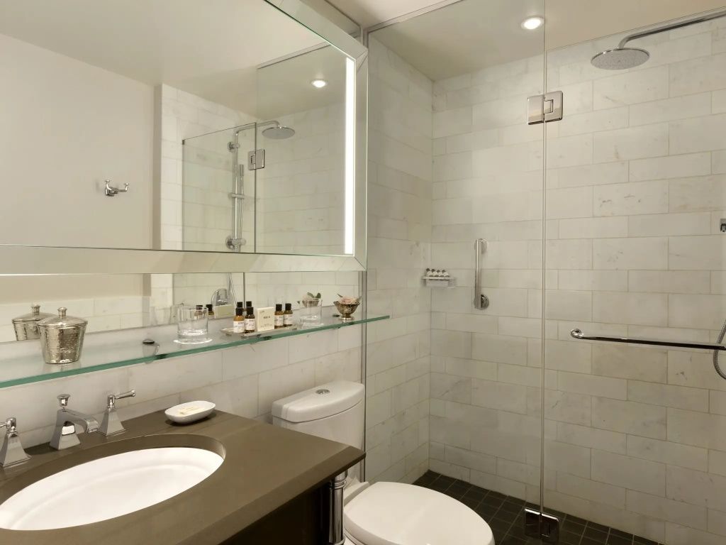 Modernes Badezimmer mit geräumiger Dusche und hochwertiger Ausstattung