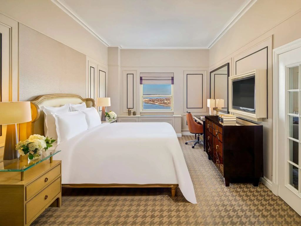 Elegantes Schlafzimmer in der Fairmont Gold Suite mit großem Bett und Blick aus dem Fenster