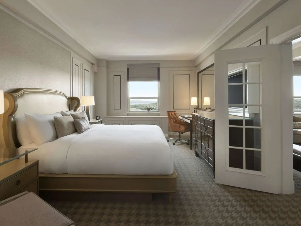 Helles Schlafzimmer der Fairmont Gold Suite mit Doppelbett und Fensterblick