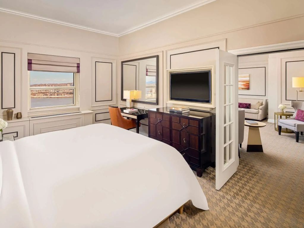 Schlafzimmer der Fairmont Gold Suite mit Schreibtisch und moderner Einrichtung