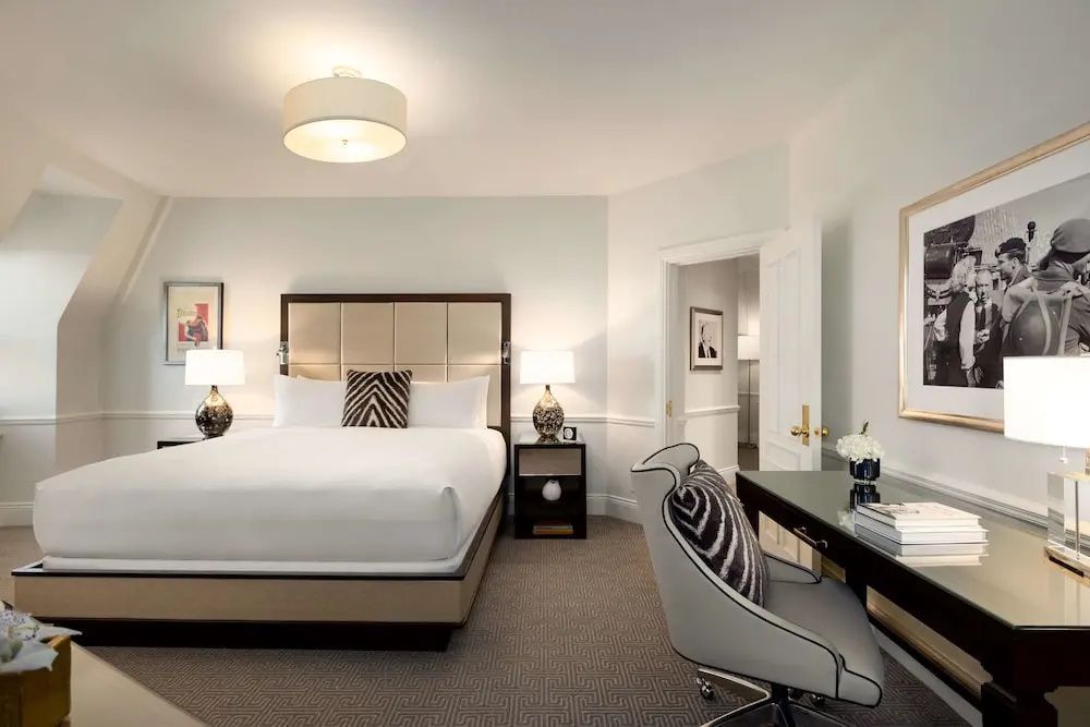 Elegantes Schlafzimmer der Hitchcock Suite mit modernem Design und Schreibtisch