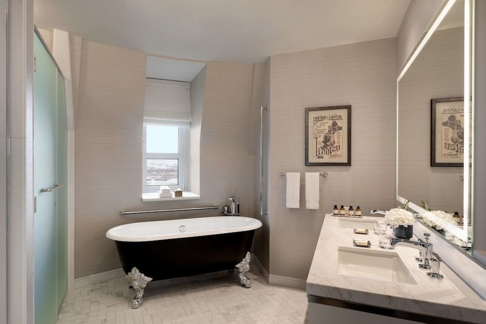 Luxuriöses Badezimmer der Hitchcock Suite mit freistehender Badewanne und großem Spiegel