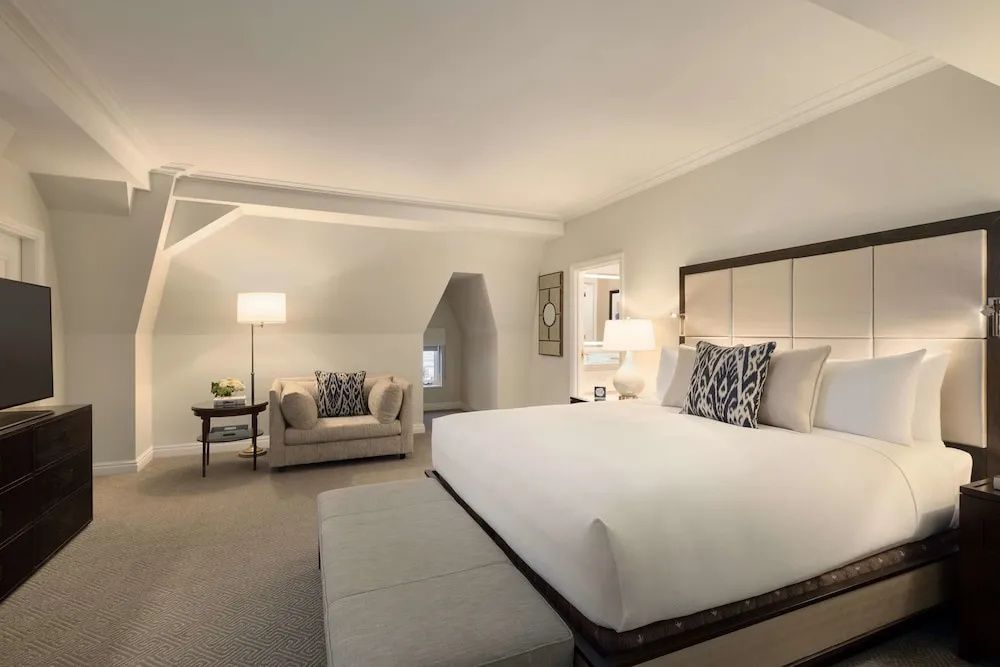 Elegantes Schlafzimmer mit großem Bett und stilvoller Einrichtung in der Roosevelt Suite.
