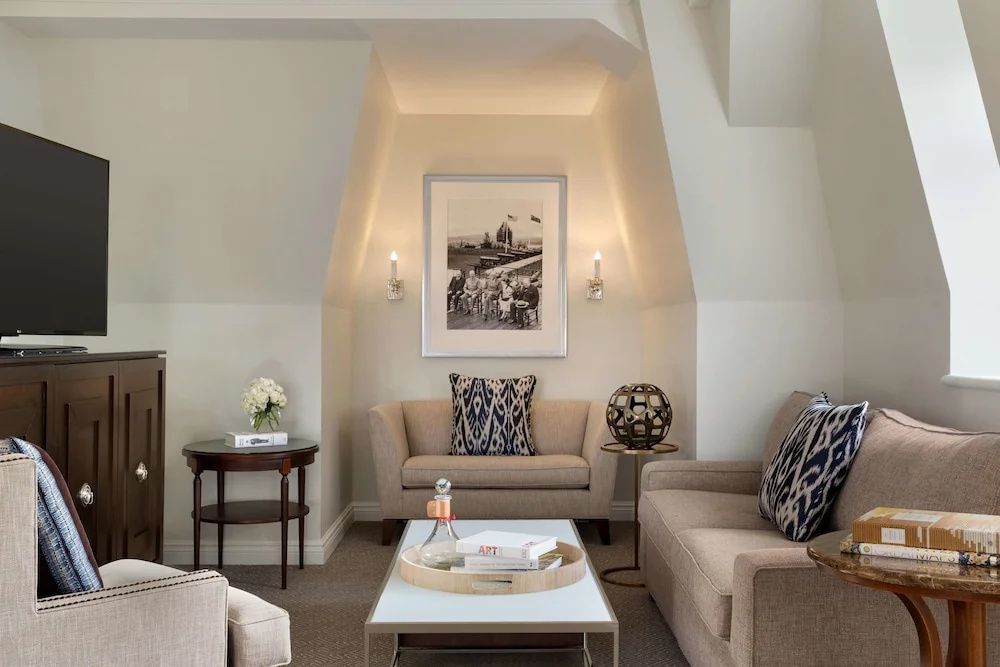 Gemütlicher Wohnbereich mit Sofas und Kunstwerk an der Wand in der Roosevelt Suite.
