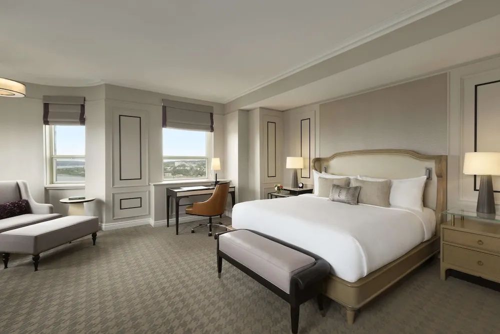 Gemütliches Doppelzimmer mit Schreibtisch und großem Fenster im Fairmont Le Chateau Frontenac