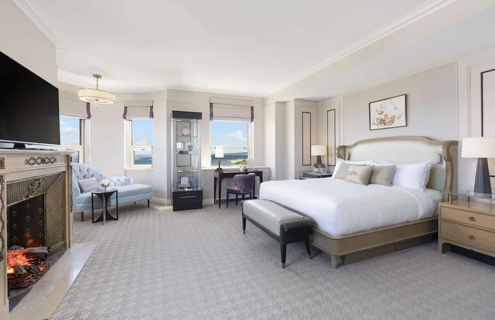 Geräumige Suite mit King-Size-Bett und einem Sitzbereich mit Blick auf den Fluss