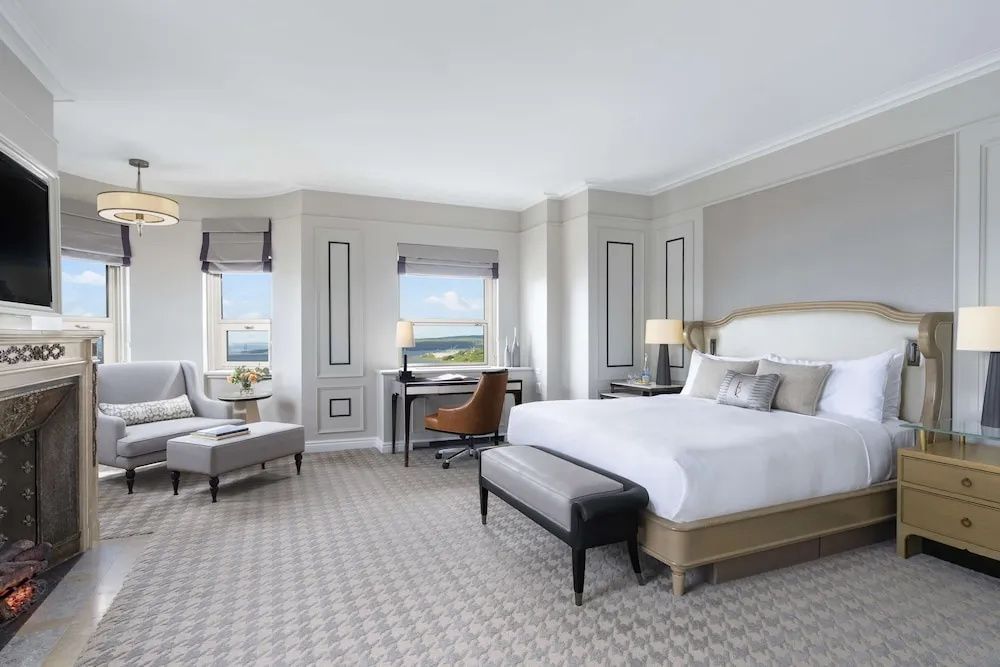 Helle Suite mit großem Bett, Schreibtisch und Panoramaausblick