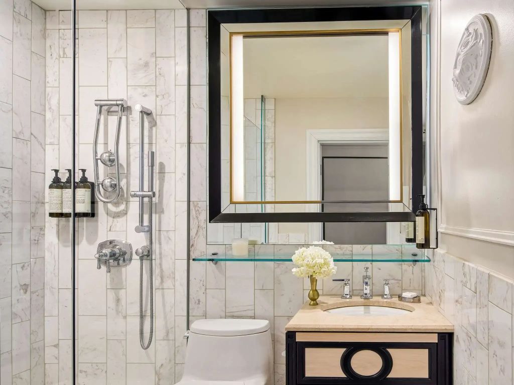 Luxuriöses Badezimmer mit Marmordetails und modernen Armaturen