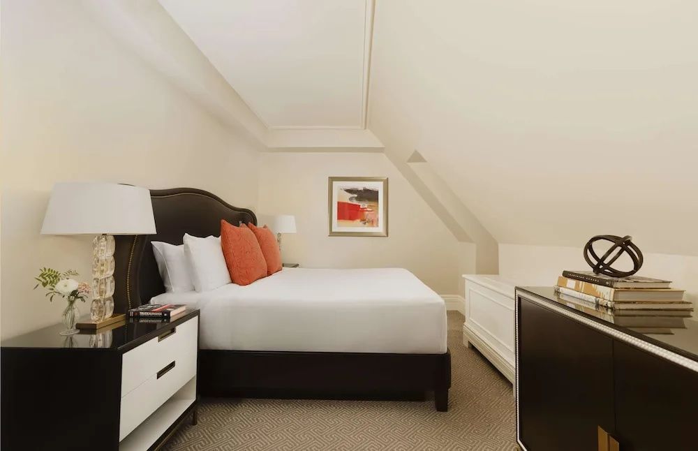 Elegantes Zimmer mit Kingsize-Bett und dezenten Kunstwerken an der Wand