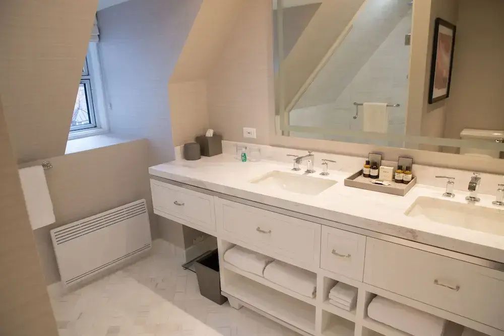 Helles Badezimmer mit großzügigem Waschbecken und vielen Annehmlichkeiten