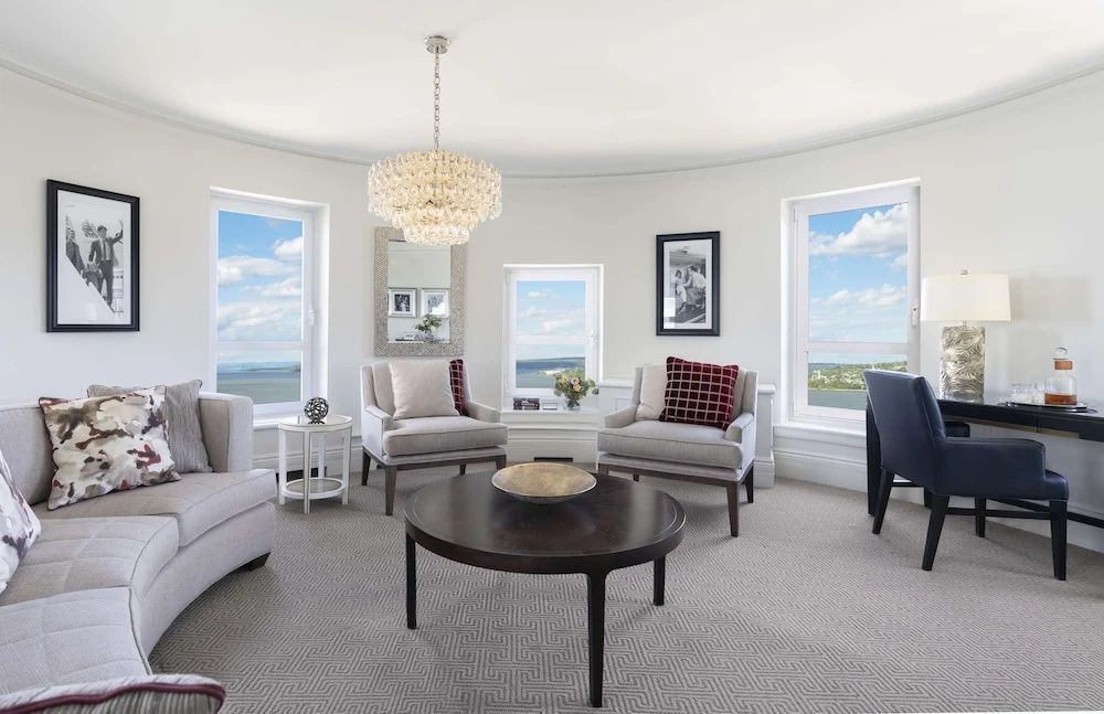 Geräumiges Wohnzimmer mit Panoramablick und eleganten Sesseln