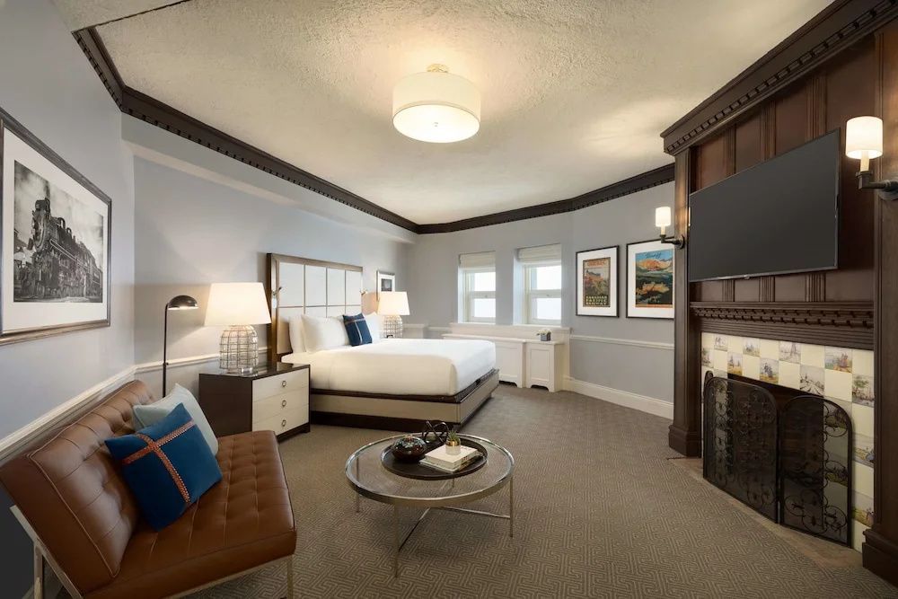 Elegantes Schlafzimmer mit King-Size-Bett und großen Fenstern in der Van Horne Suite.