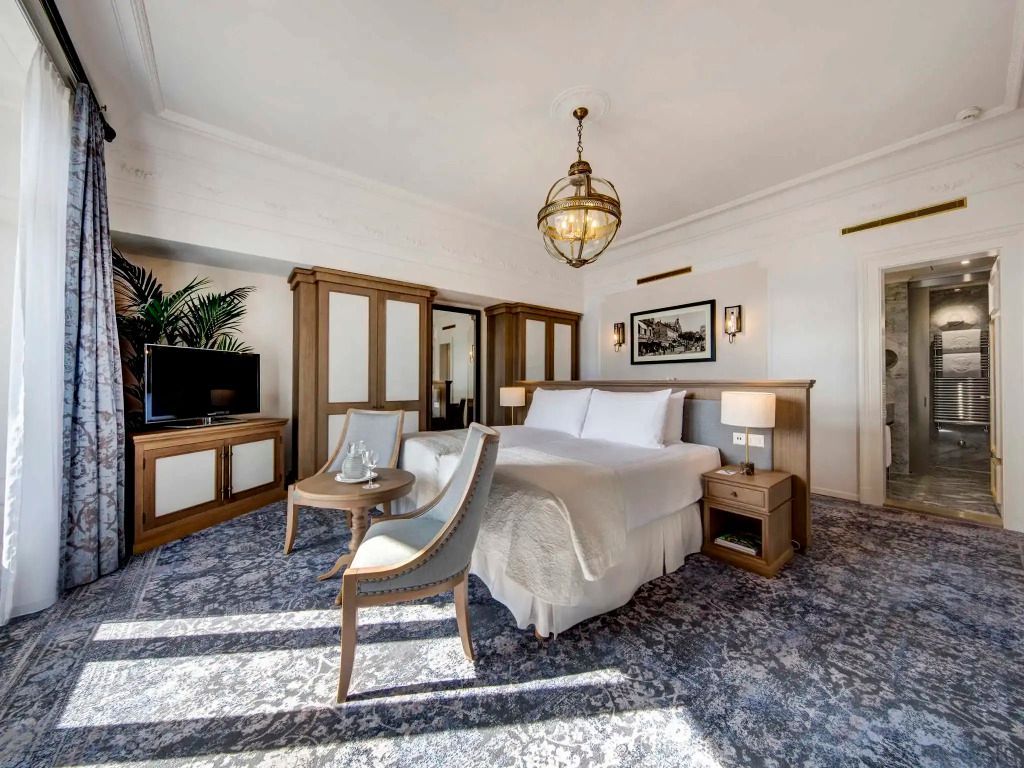 Elegantes Schlafzimmer mit Doppelbett und klassischer Dekoration im Fairmont Le Montreux Palace