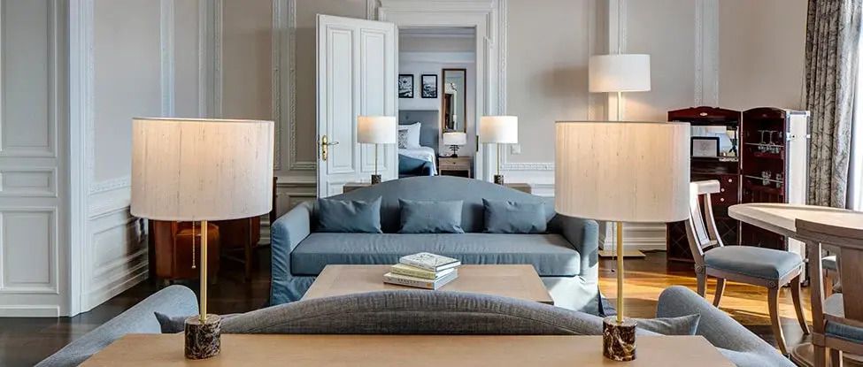 Gemütliche Sitzecke mit Sofas und klassischer Einrichtung im Fairmont Le Montreux Palace