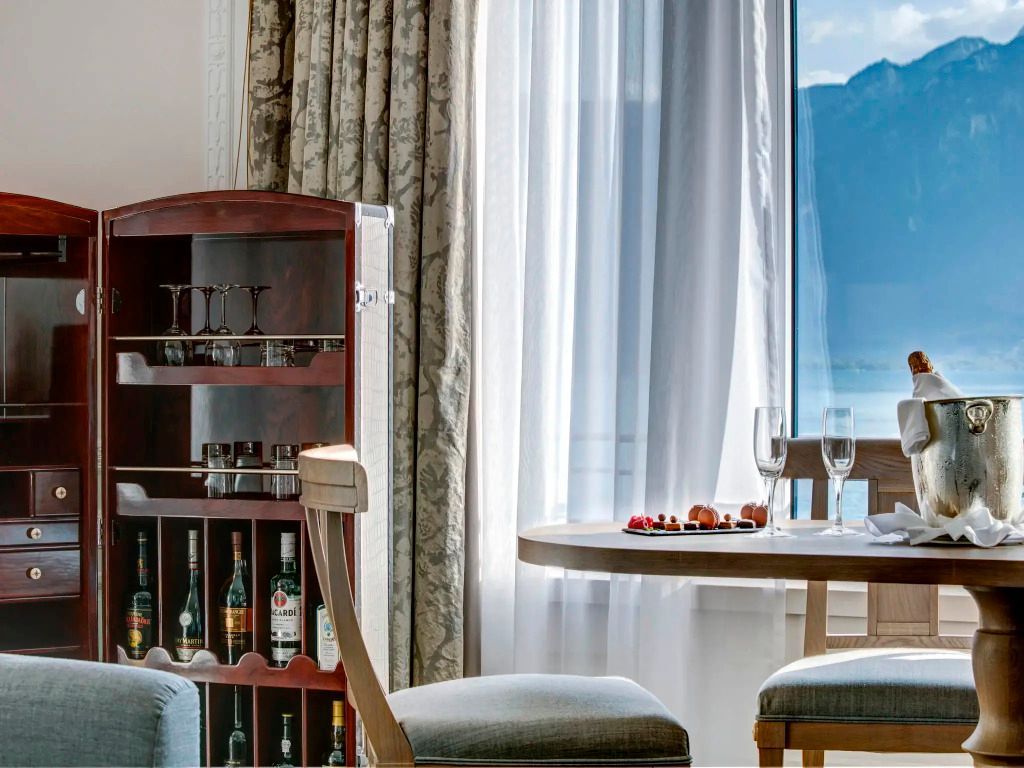 Eleganter Essbereich mit Getränkeschrank und Alpensicht im Fairmont Le Montreux Palace