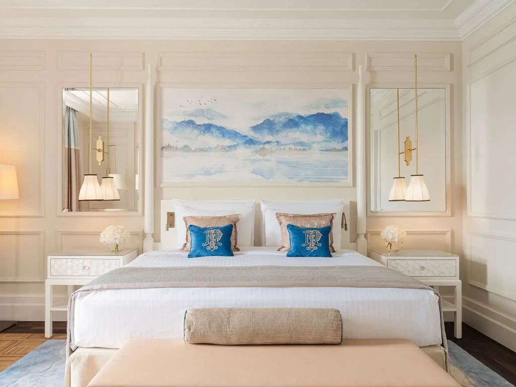 Elegantes Deluxe Doppelbett im Fairmont Le Montreux Palace mit künstlerischen Details