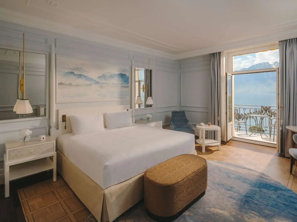 Helles Deluxe Zimmer mit Balkon und Seeblick im Fairmont Le Montreux Palace