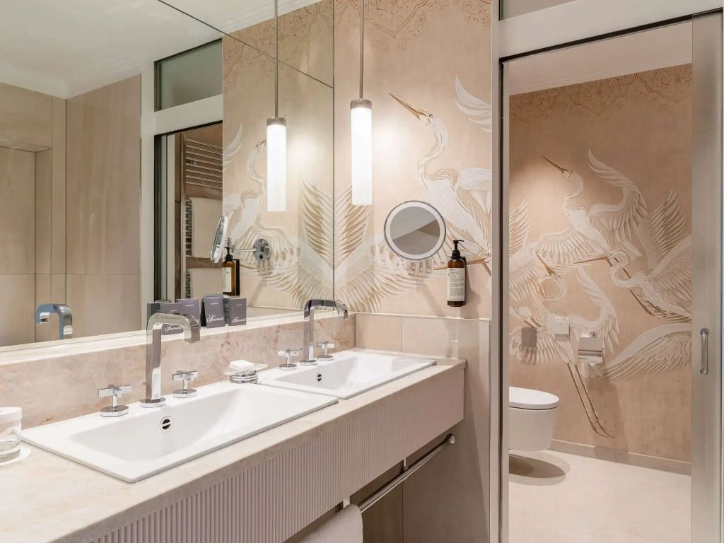Modernes Badezimmer im Fairmont Le Montreux Palace mit Doppelwaschtisch und stilvollen Details