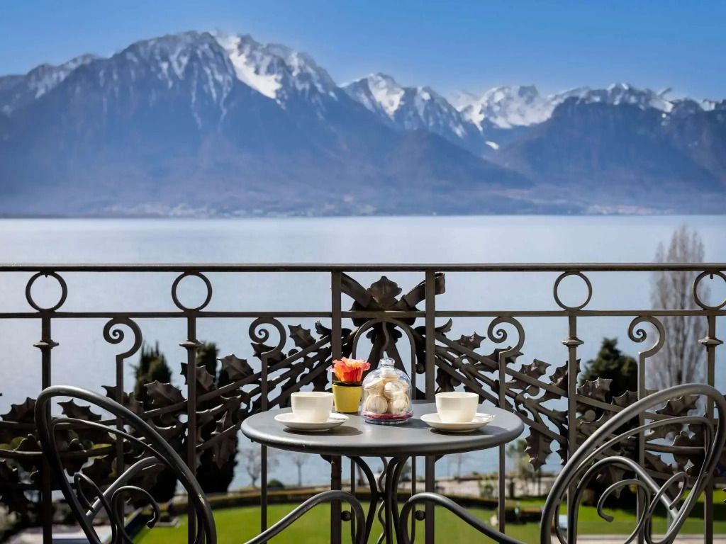 Balkonblick auf die Alpen und den Genfersee im Fairmont Le Montreux Palace