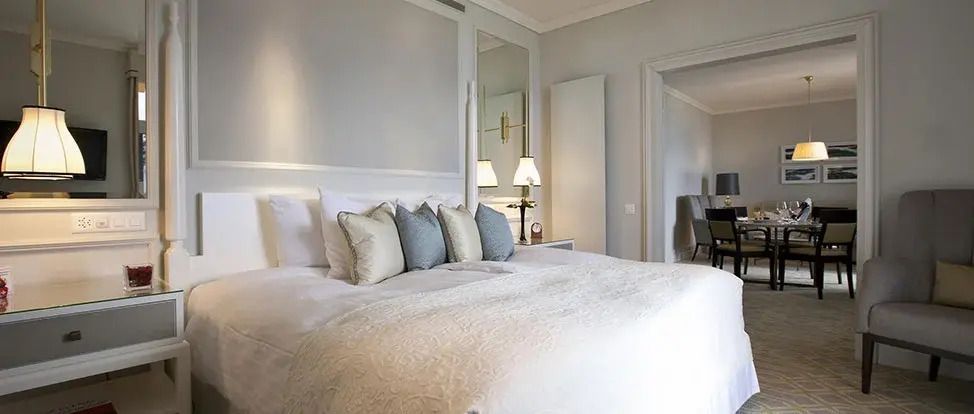 Gemütliches Doppelbett in der Junior-Suite mit eleganten Kissen und sanfter Beleuchtung.