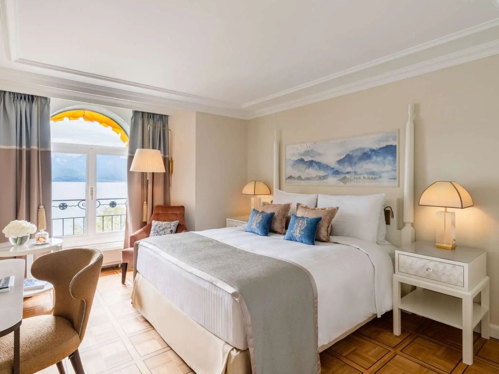 Elegantes Doppelzimmer im Fairmont mit Seeblick und stilvoller Einrichtung.