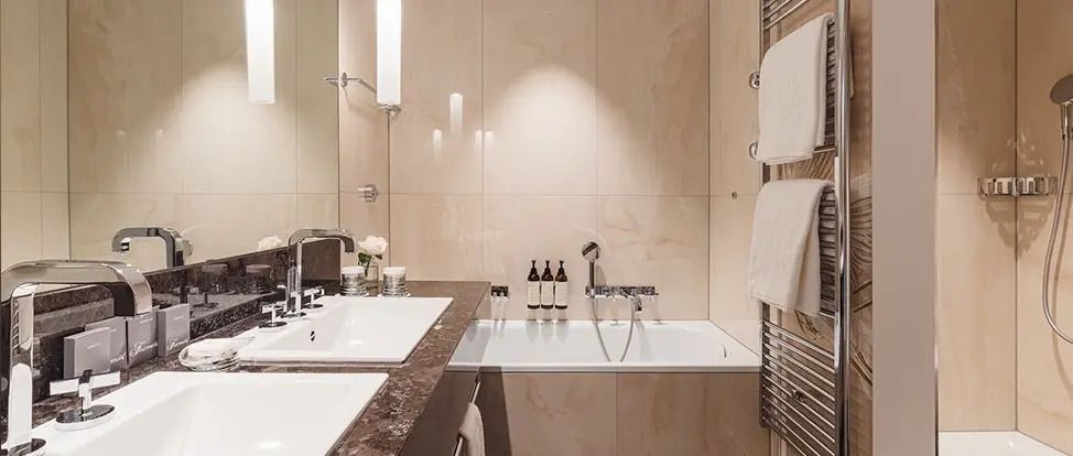 Modernes Badezimmer mit Doppelwaschbecken und Badewanne. Elegantes Design mit Marmor.