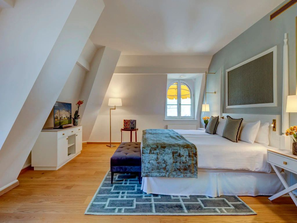 Penthouse Suite mit gemütlichem Sitzbereich und Dachfenster