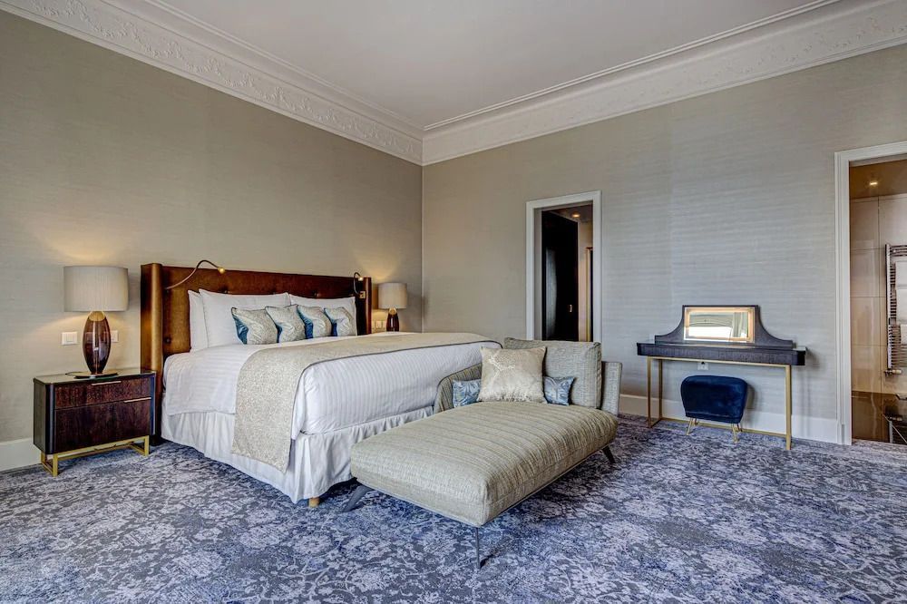 Präsidenten Suite mit elegantem Doppelbett und Lounge-Bereich, luxuriös und geräumig