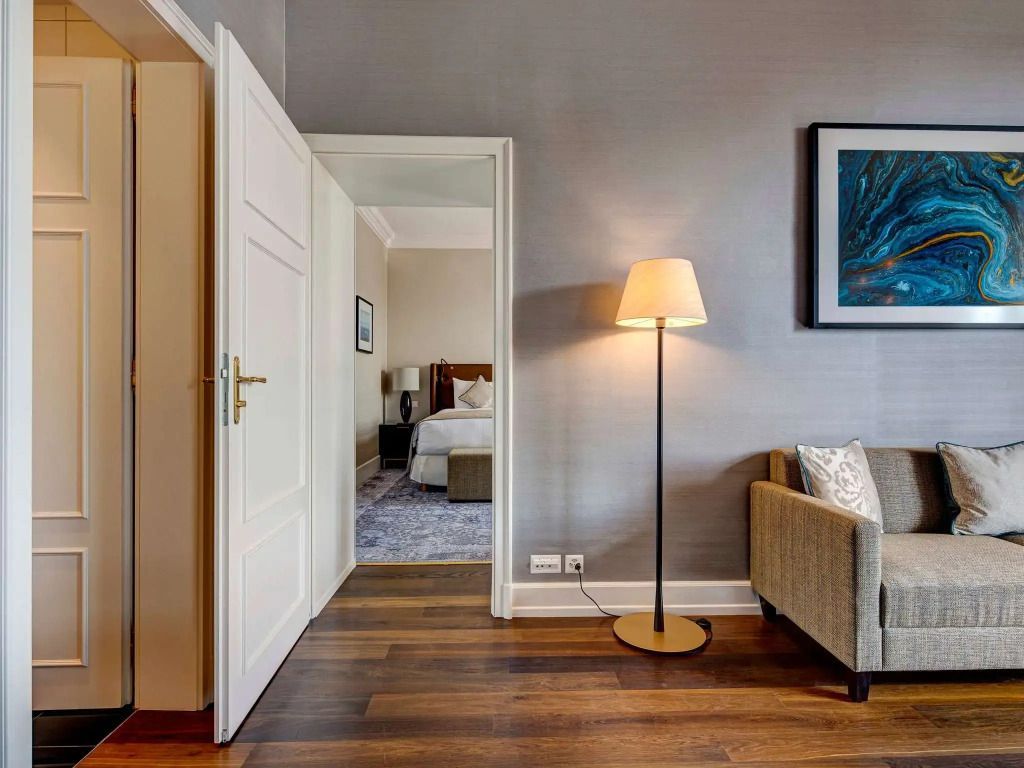 Stilvolles Wohnzimmer mit Stehlampe und komfortablem Sofa, einladende Atmosphäre