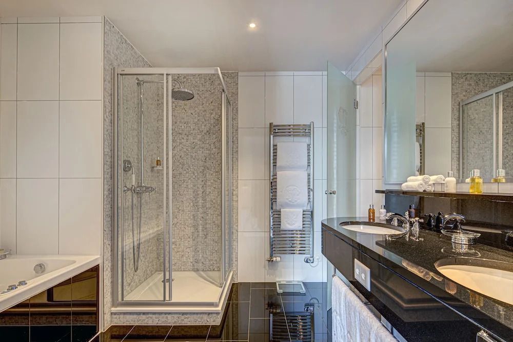 Luxuriöses Badezimmer mit moderner Dusche und stilvollem Waschtisch