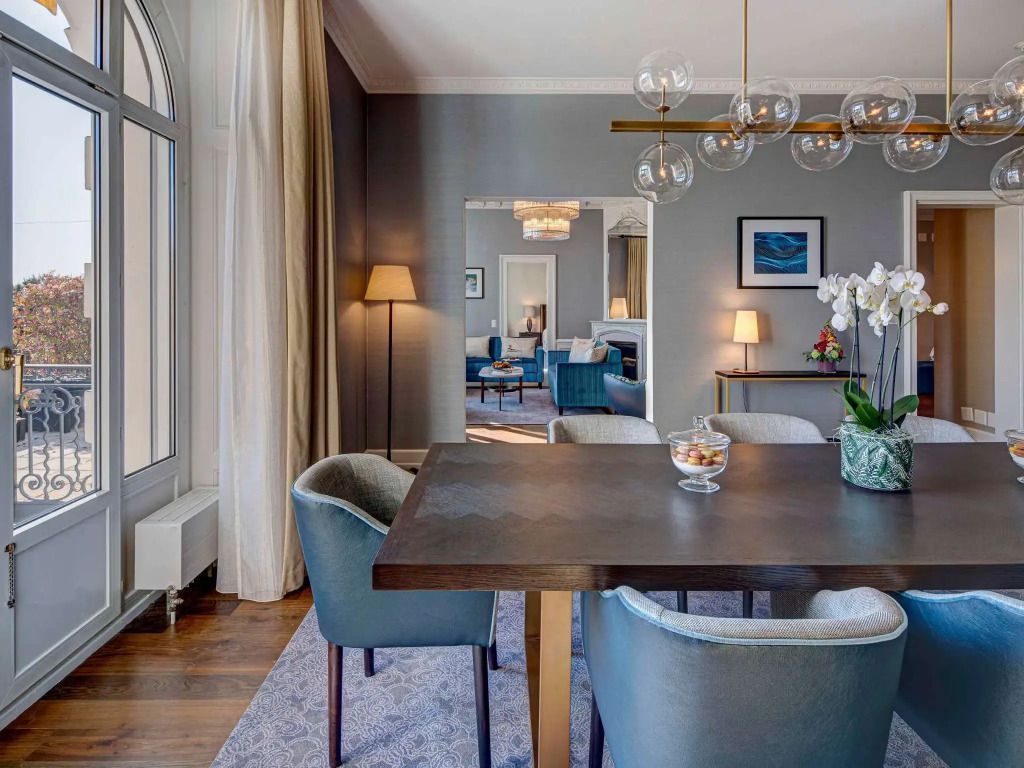 Essbereich mit stilvollem Holztisch und luxuriösen Sesseln, elegante Dekoration