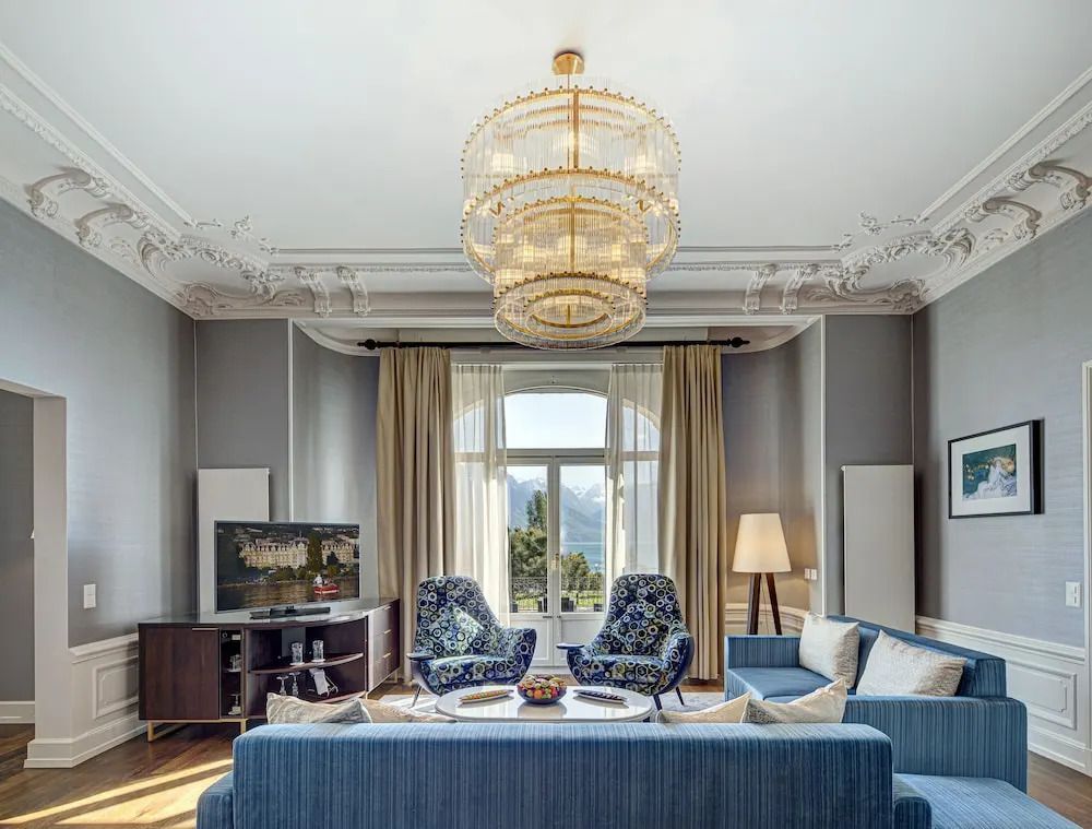 Luxuriöses Wohnzimmer einer Präsidenten Suite mit Seeblick und eleganter Einrichtung