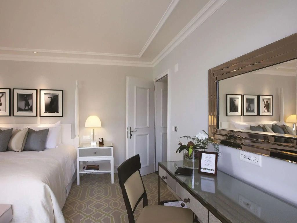 Zimmer mit Schreibtisch und Spiegel in der Quincy Jones Suite mit eleganter Dekoration