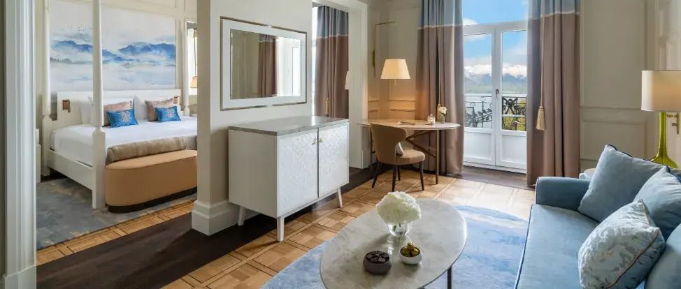 Elegant eingerichteter Wohnbereich mit modernem Möbeldekor und Blick auf den See.