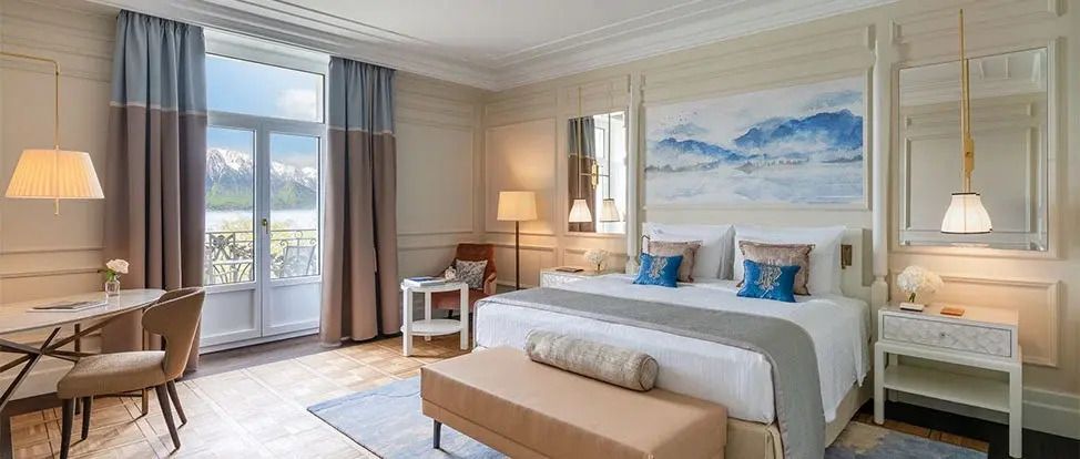 Ruhiges Signature Zimmer mit Doppelbett und stilvoller Dekoration für erholsamen Schlaf