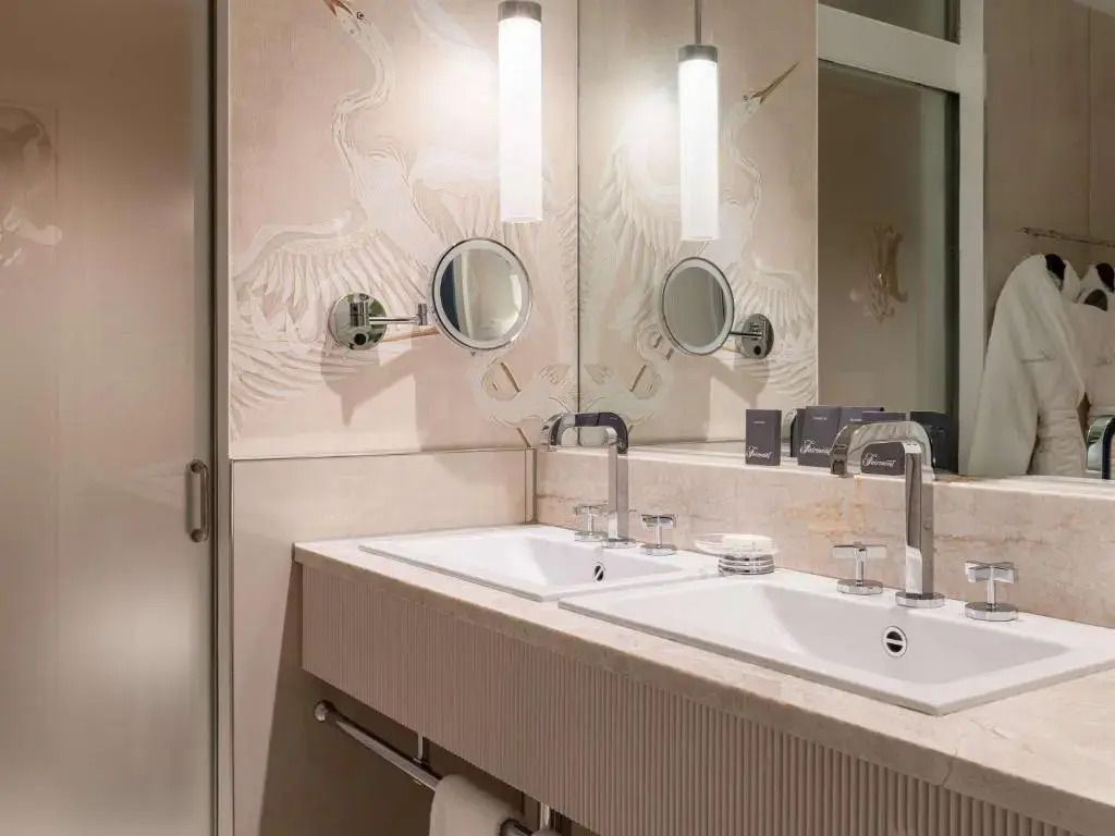 Modernes Badezimmer mit Doppelwaschbecken und eleganten Leuchten