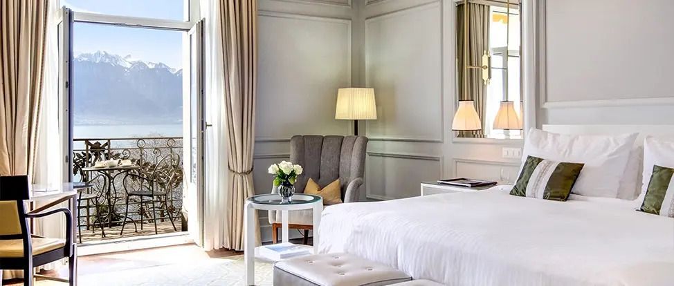 Detailansicht des Zimmers mit gemütlichem Sessel und Tisch, elegante Einrichtung