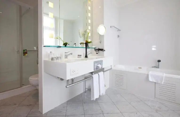 Modernes Badezimmer mit weißem Keramik-Waschtisch und eleganten Armaturen