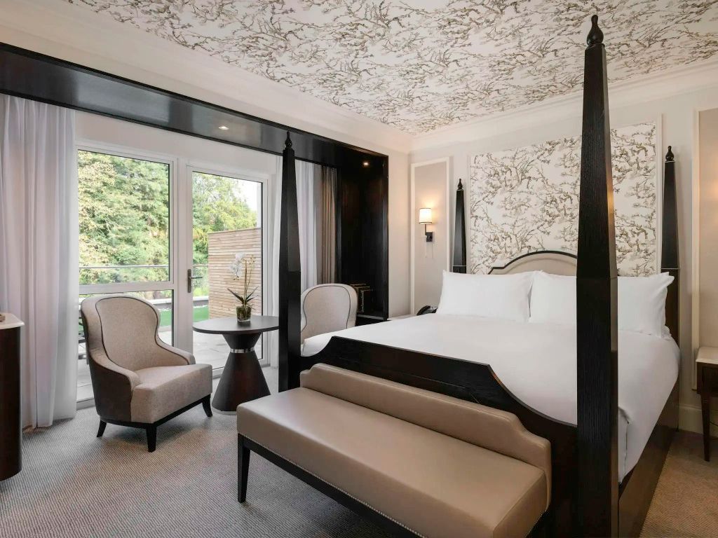 Elegantes Deluxe Doppelzimmer mit Doppelbett und Balkon im Fairmont Hotel Windsor Park.