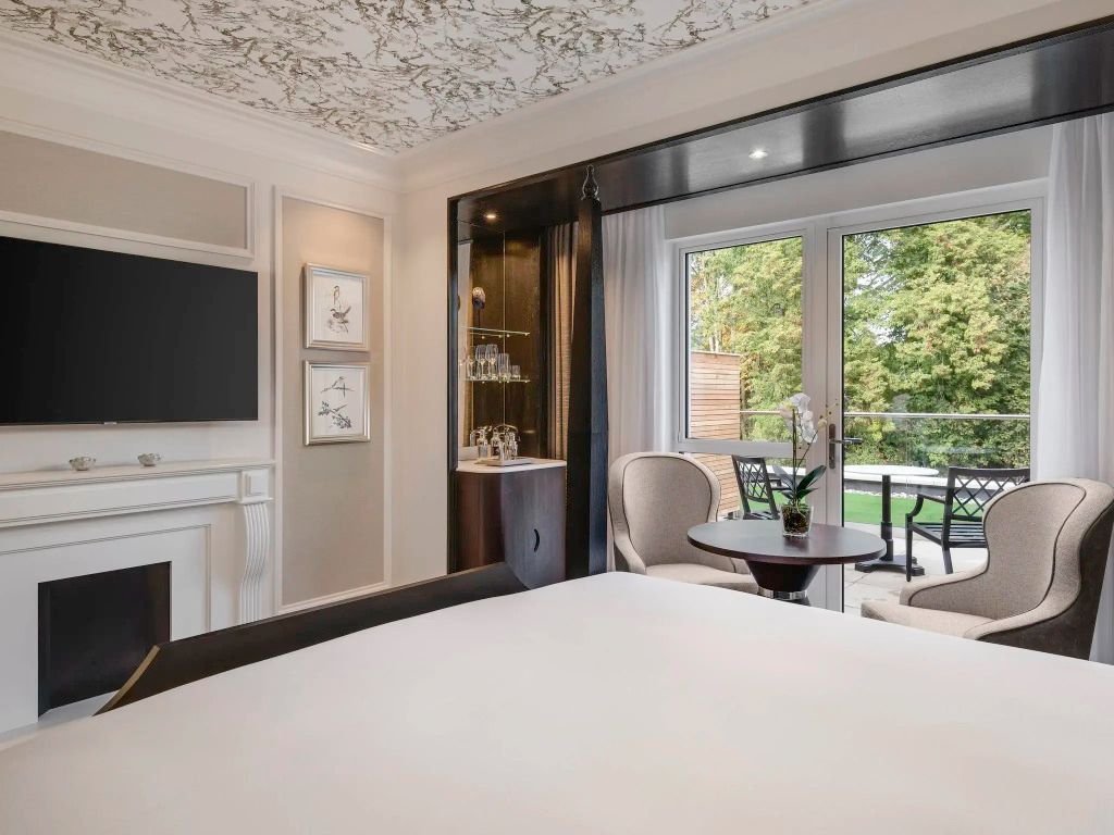 Blick auf den Balkon und Mini-Bar im Deluxe Zimmer des Fairmont Hotel Windsor Park.