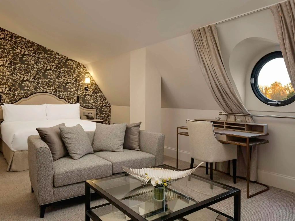 Eaves Doppel Zimmer mit Sofa, Schreibtisch und elegantem Dekor