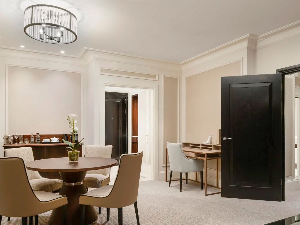 Wohnbereich mit Esstisch und Arbeitsbereich in der Suite